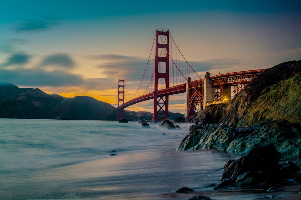 Experience San Francisco weather in July with cool breezes and foggy mornings. Discover top activities, dining spots, and travel tips for a perfect trip.